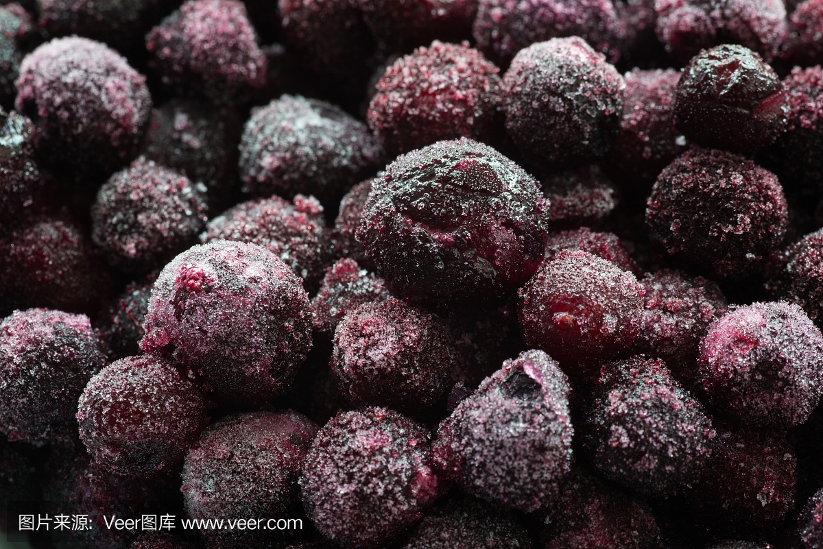 近距离观察美味的冷冻蓝莓